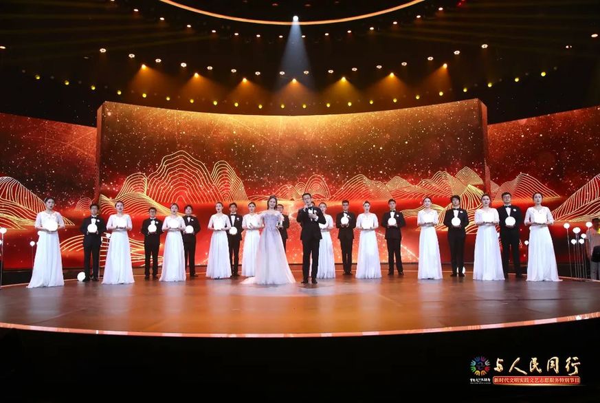 一峰：弦歌十载为人民 培根铸魂传精神