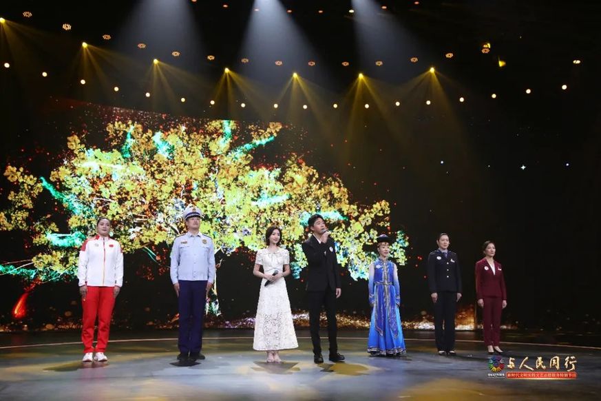 一峰：弦歌十载为人民 培根铸魂传精神