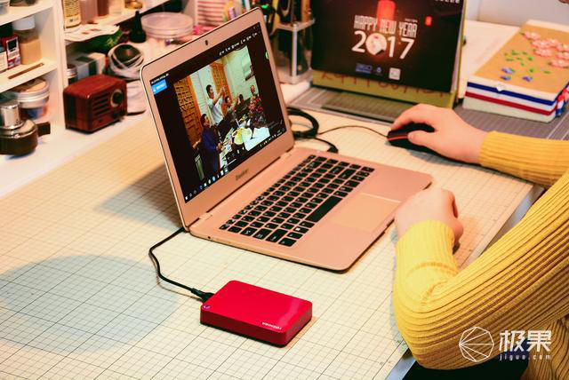 东芝 CANVIO 系列 V9 移动硬盘 4T 评测_4t移动硬盘无法识别_东芝 V9 移动硬盘外观设计体验