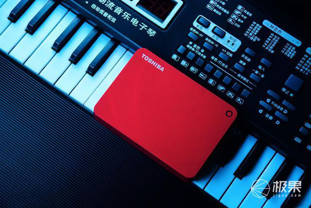 东芝 V9 移动硬盘外观设计体验_东芝 CANVIO 系列 V9 移动硬盘 4T 评测_4t移动硬盘无法识别