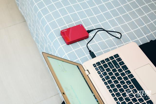 东芝 CANVIO 系列 V9 移动硬盘 4T 评测_4t移动硬盘无法识别_东芝 V9 移动硬盘外观设计体验