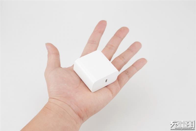 体积缩减27% 小米65W PD充电器开箱评测