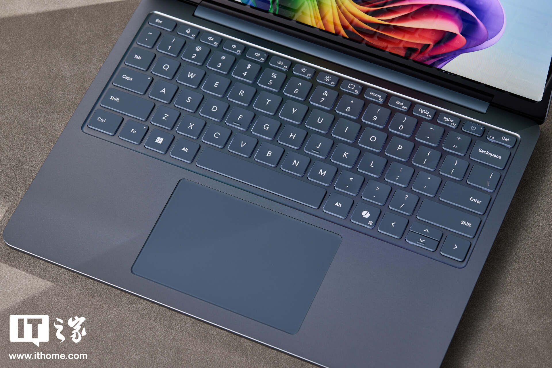 Surface Laptop 13 英寸版评测_WhatsApp_Surface Laptop 13 性能体验