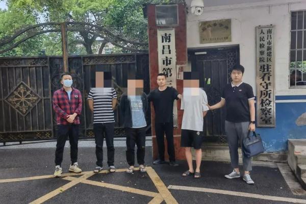 5名男子冒充“白富美”专骗老外，每天工作到凌晨…