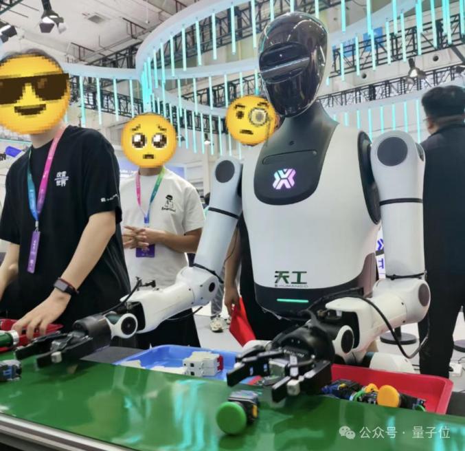 机器人全场景覆盖_2025世界机器人大会_自动提号机器人系统