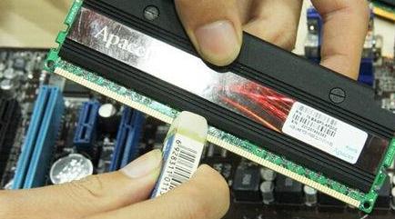 电脑系统安装版_u盘重新安装系统花屏原因和解决方案_电脑蓝屏维修方法