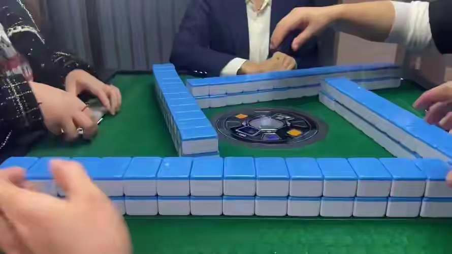 学打麻将下什么软件_打麻将自动麻将机漏洞_麻将馆作弊识别技巧