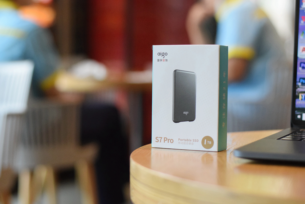 移动硬盘速度对比_名片大小固态硬盘_aigo S7Pro 移动固态硬盘