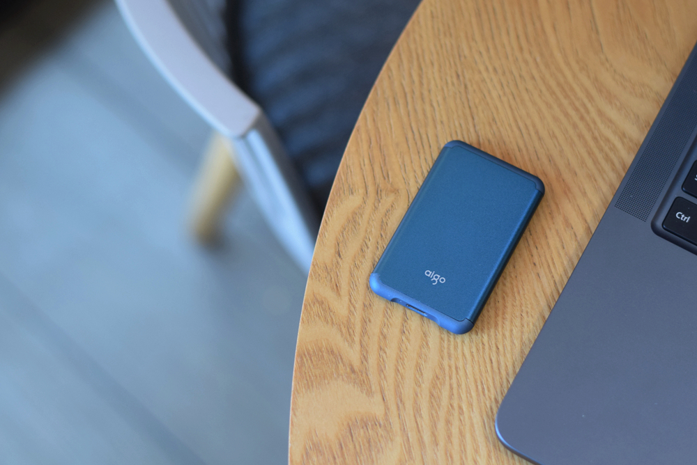 移动硬盘速度对比_aigo S7Pro 移动固态硬盘_名片大小固态硬盘