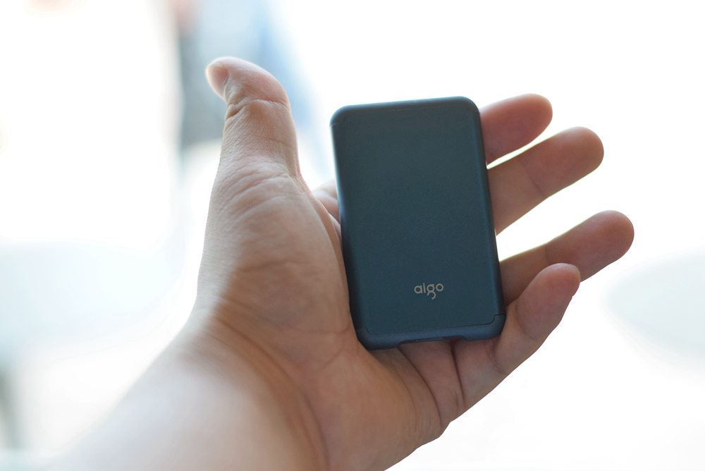 移动硬盘速度对比_名片大小固态硬盘_aigo S7Pro 移动固态硬盘