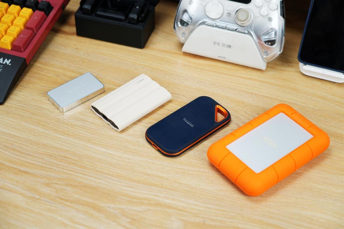 移动硬盘速度对比_存储设备颜值革命_生活美学融合存储设备