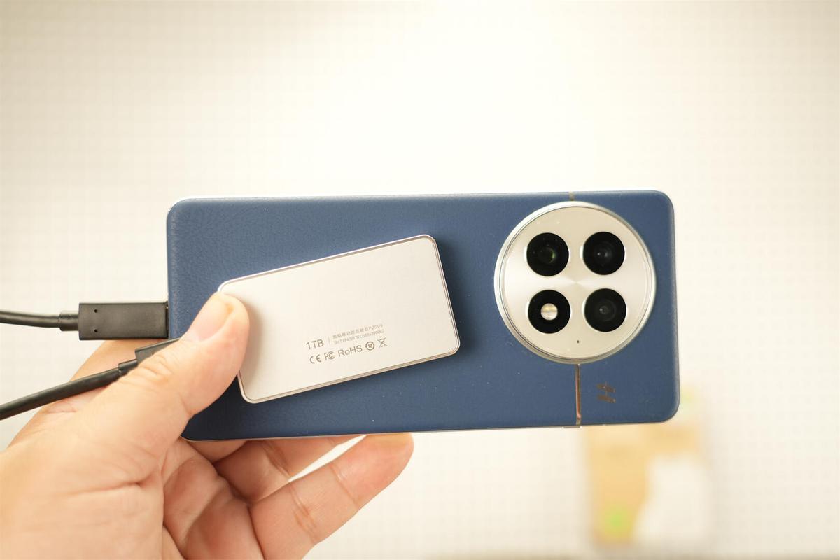 存储设备颜值革命_移动硬盘速度对比_生活美学融合存储设备