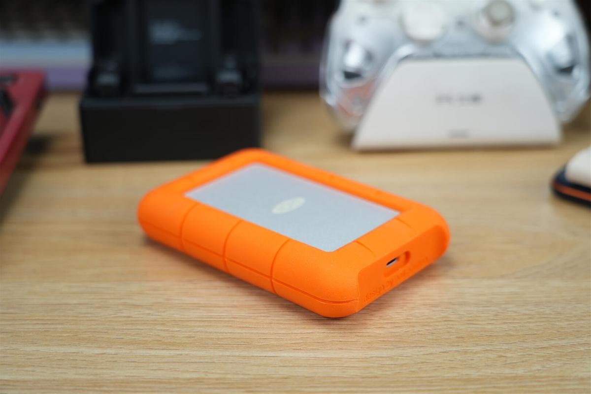 移动硬盘速度对比_存储设备颜值革命_生活美学融合存储设备