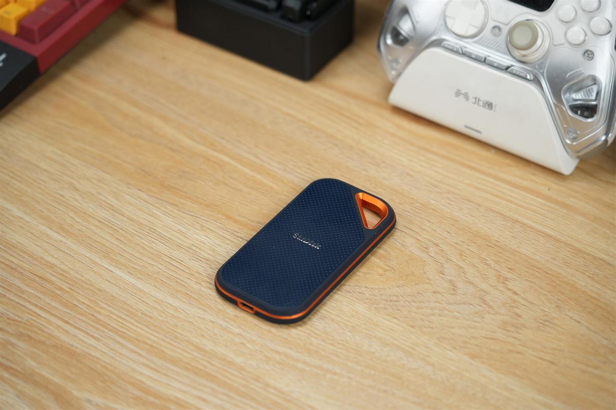 移动硬盘速度对比_存储设备颜值革命_生活美学融合存储设备