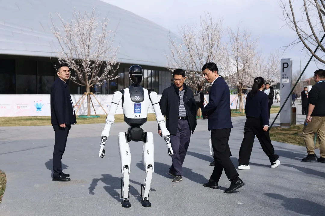 2025中关村论坛年会在北京举办_天工2.0人形机器人亮相具身智能技术_2025有关机器人的新闻