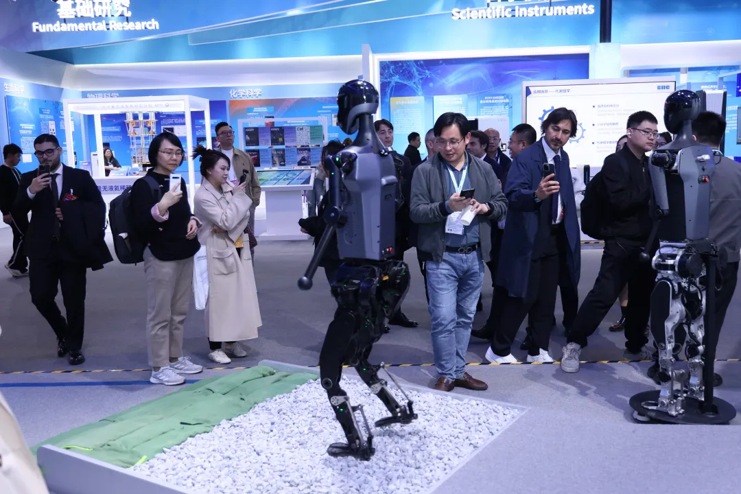 2025中关村论坛年会在北京举办_2025有关机器人的新闻_天工2.0人形机器人亮相具身智能技术